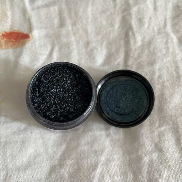 MAC Pigment in Deep Blue Green - Picture 3 of 3